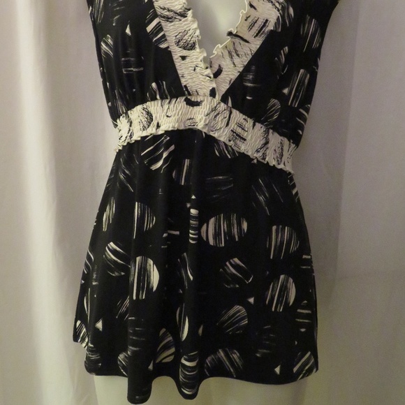 BCBGMAXAZRIA BLACK WHITE STRETCH SLEEVELESS TOP-L - Picture 2 of 5